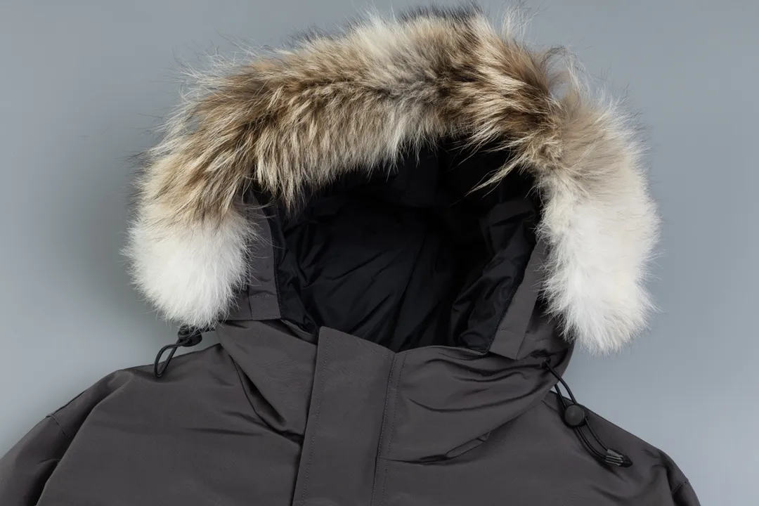 P820 (Top wolf fur version delivery handbag) Canada Goose Canada Goose #Expedition expedition parka classic down jacket ➖ Imported 21-count polyester-cotton blended original fabric [last year’s 16-count/18-count hard fabrics have been completely eliminated, this year all use 21-count genuine synchronous fabrics, the soft mid-band feels delicate and textured], genuine synchronous Feather-Light 10D waterproof coated fabric, made of 84.5% polyester fiber and 15.5% cotton, 100% the best feel in the entire network! ➖ The genuine official website uses the national standard 80 white duck down, and will never be misled by false claims such as 90 down or goose down! ➖ Using the best nylon lining with double double-layer sealing design, velvet-proof No. 7 needle + grid-filled down ready-made garments, there is 100% no so-called velvet running! ➖ The cuffs are designed with thickened seamless threads, and the collar and pockets are lined with top-quality polar fleece to keep you warm and comfortable! ➖ Yoshida YKK provides original custom-made electroplated sliders. YKK two-way lockable zippers are tight and smooth and will not peel off paint! ➖ 3M composite guarantees that the Velcro is the same as the original, durable, and all accessories and hardware are custom-made! ➖ The imported Behringer embroidery machine customizes the 10,000-needle embroidery logo, and 98% of the replicas restore the original logo. ➖ ​​The fur collars are all made of large pieces of Western Canadian blue wolf leather, ensuring that each fur collar is 13-15cm wide!